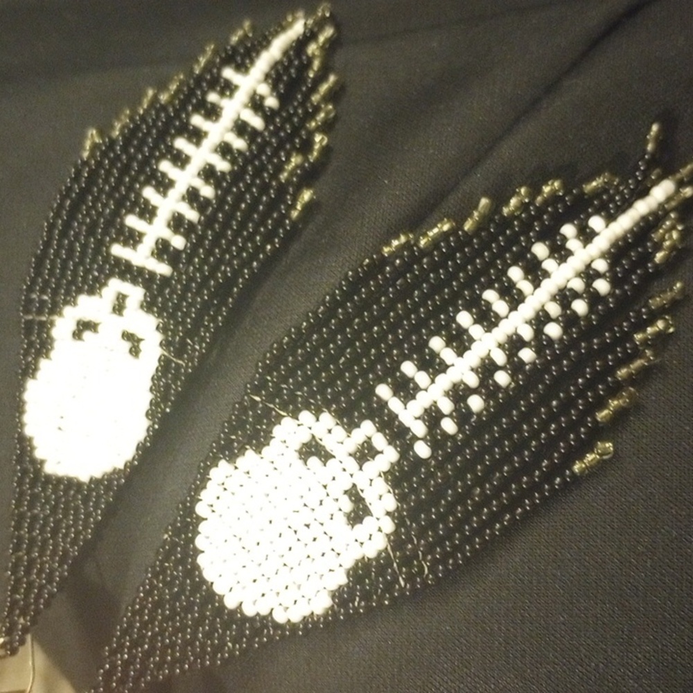 💀 Spooky skull earrings, longer seed beads, hook earrings - Picture 2 of 3